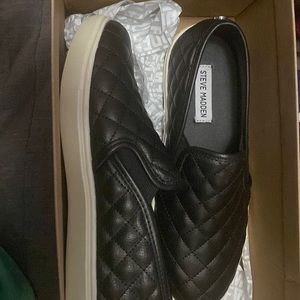 Ecentrcq SlipOn Sneaker by Steve Madden Size 8.5